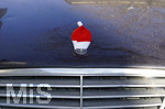 01.12.2020,  Bad Wrishofen, Weihnachts-Dekoration auf einem Mercedes-Stern. Der Fahrer eines Mercedes Benz hat seiner Khlerfigur eine kleine Nikolausmtze spendiert.