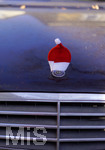 01.12.2020,  Bad Wrishofen, Weihnachts-Dekoration auf einem Mercedes-Stern. Der Fahrer eines Mercedes Benz hat seiner Khlerfigur eine kleine Nikolausmtze spendiert. 