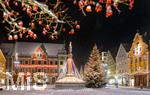 06.01.2021, Altstadt Mindelheim (Unterallgu) Stadtansicht Maximilianstrasse, Das Rathaus am Marienplatz, mit dem Weihnachtsbaum und der Mariensule nach frischen Schneefall.