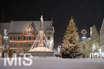 06.01.2021, Altstadt Mindelheim (Unterallgu) Stadtansicht Maximilianstrasse, Das Rathaus am Marienplatz, mit dem Weihnachtsbaum und der Mariensule nach frischen Schneefall.