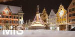 06.01.2021, Altstadt Mindelheim (Unterallgu) Stadtansicht Maximilianstrasse, Das Rathaus am Marienplatz, mit dem Weihnachtsbaum und der Mariensule nach frischen Schneefall.