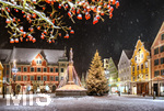 06.01.2021, Altstadt Mindelheim (Unterallgu) Stadtansicht Maximilianstrasse, Das Rathaus am Marienplatz, mit dem Weihnachtsbaum und der Mariensule nach frischen Schneefall. 