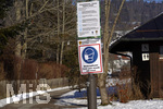 09.04.2020, Fssen im Allgu, am Ausflugsort Hopfen am Hopfensee sind die negativen Auswirkungen wegen Corona-Virus-Pandemie deutlich zu spren. An der gesamten Strandpromenade gilt Maskenpflicht auch im Freien. Die Gemeinde hat berall Schilder aufgehngt, damit die Besucher die Hygienemassnahmen der Stadt Fssen einhalten.