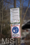 09.04.2020, Fssen im Allgu, am Ausflugsort Hopfen am Hopfensee sind die negativen Auswirkungen wegen Corona-Virus-Pandemie deutlich zu spren. An der gesamten Strandpromenade gilt Maskenpflicht auch im Freien. Die Gemeinde hat berall Schilder aufgehngt, damit die Besucher die Hygienemassnahmen der Stadt Fssen einhalten.