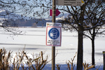 09.04.2020, Fssen im Allgu, am Ausflugsort Hopfen am Hopfensee sind die negativen Auswirkungen wegen Corona-Virus-Pandemie deutlich zu spren. An der gesamten Strandpromenade gilt Maskenpflicht auch im Freien. Die Gemeinde hat berall Schilder aufgehngt, damit die Besucher die Hygienemassnahmen der Stadt Fssen einhalten.