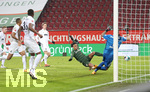 10.01.2021, Fussball 1. Bundesliga 2020/2021, 15. Spieltag, FC Augsburg - VfB Stuttgart, in der WWK-Arena Augsburg.  Torschuss  1:4 Tor, Torschtze Daniel Didavi (VfB) gegen Torwart Rafal Gikiewicz (FC Augsburg) 

Foto: Pressefoto Baumann/Alexander Keppler/Pool/via MIS

Nur fr journalistische Zwecke! Only for editorial use! 

Gem den Vorgaben der DFL Deutsche Fuball Liga ist es untersagt, in dem Stadion und/oder vom Spiel angefertigte Fotoaufnahmen in Form von Sequenzbildern und/oder videohnlichen Fotostrecken zu verwerten bzw. verwerten zu lassen. DFL regulations prohibit any use of photographs as image sequences and/or quasi-video.    

National and international NewsAgencies OUT. 