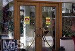 12.01.2021, Bad Wrishofen in Bayern, Restaurant-Schliessungen. Ein Cafe in Bad Wrishofen hat geffnet, jedoch nur fr die Abholung der Speisen und Getrnke. An der Tre Schilder fr die Maskenpflicht.