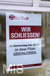 12.01.2021, Bad Wrishofen in Bayern, Die Friseur-Kette Top-Hair muss Filialen Schliessen wegen der Corona-Pandemie und deren wirtschaftlichen Auswirkungen.  Im Fenster hngt ein Schild 