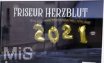 12.01.2021, Bad Wrishofen in Bayern, Friseur hat die aktuelle Jahreszahl 2021 in goldenen Zahlen ins Schaufenster gehngt.