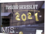 12.01.2021, Bad Wrishofen in Bayern, Friseur hat die aktuelle Jahreszahl 2021 in goldenen Zahlen ins Schaufenster gehngt.