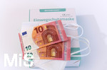 15.01.2021, (MODELRELEASED) Thema: FFP2-Maskenpflicht in Bayern ab Montag in PNV und Einzelhandel. zertifizierte FFP-2 Masken, 10 Stck kosten 20 Euro. 