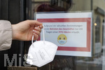 24.01.2021, Thema: FFP2-Maskenpflicht in Deutschland ab Montag in PNV und Einzelhandel.  Ein Schild am Eingang eines Ladens in Bad Wrishofen weist darauf hin.