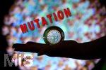 25.01.2021, Symbolbild Zukunft der Corona-Pandemie: Das Corona-Virus gesehen durch eine Glaskugel auf einer Frauenhand. (3D-Grafik: Sofiane Regragui), Das Corona-Virus mutiert. 