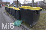 27.01.2021,  Entsorgung Gelbe Tonne, an einem Wohngebiet in Mindelheim  (Bayern) stehen die gelben Tonnen zur Leerung bereit an der Strasse. Eine Tte mit Plastikabfall liegt am Boden.