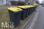 27.01.2021,  Entsorgung Gelbe Tonne, an einem Wohngebiet in Mindelheim  (Bayern) stehen die gelben Tonnen zur Leerung bereit an der Strasse.