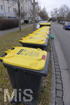 27.01.2021,  Entsorgung Gelbe Tonne, an einem Wohngebiet in Mindelheim  (Bayern) stehen die gelben Tonnen zur Leerung bereit an der Strasse.