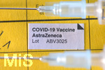 08.09.2020, Impfen, Impfpass liegt auf dem Tisch mit zwei Spritzen.  Frischer Eintrag im Impfbchlein fr eine Covid-19-Impfung mit AstraZeneca Impfstoff. Impfzentrum Unterallgu.