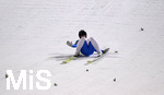 03.03.2021, Nordische SKI WM Oberstdorf 2021, Oberstdorf im Allgu,  Damen Ski Springen von der Groschanze, Silje Opseth (NOR) greift in den Schnee.