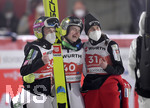 03.03.2021, Nordische SKI WM Oberstdorf 2021, Oberstdorf im Allgu,  Damen Ski Springen von der Groschanze, v.l. Ema Klinec (SLO), Nika Kriznar (SLO) und Ursa Bogataj (SLO) feiern zusammen.
