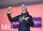 03.03.2021, Nordische SKI WM Oberstdorf 2021, Oberstdorf im Allgu,  Damen Ski Springen von der Groschanze, Siegerehrung, Maren Lundby (Schweden) zeigt stolz die Goldmedaille.