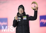 03.03.2021, Nordische SKI WM Oberstdorf 2021, Oberstdorf im Allgu,  Damen Ski Springen von der Groschanze, Siegerehrung, Nika Kriznar (SLO) zeigt stolz die Bronzemedaille.