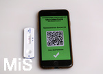 05.03.2021, Impfen, Symbolbild, ein Impfpass in digitaler Form auf dem Smartphone iPhone.  EIn COVID-19 Antigen-Testkit (Schnelltest) zum Eigentest im Privat-Einsatz liegt dabei.