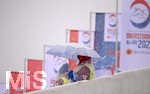 05.03.2021, Nordische SKI WM Oberstdorf 2021, Oberstdorf im Allgu,  Skilanglauf Staffel Herren 10 Kilometer,  Ordner mit Regenschirm auf der Tribne im Schneefall.