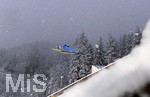 05.03.2021, Nordische SKI WM Oberstdorf 2021, Oberstdorf im Allgu,  Skispringen der Herren von der Groschanze,  Springer segelt ins Tal.