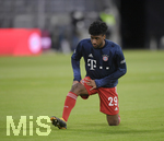 06.03.2021, Fussball 1. Bundesliga 2020/2021, 24. Spieltag, FC Bayern Mnchen - Borussia Dortmund, in der Allianz-Arena Mnchen.  Kingsley Coman (Bayern Mnchen) dehnt sich.

Foto: Bernd Feil/M.i.S./Pool

Nur fr journalistische Zwecke! Only for editorial use! 
DFL regulations prohibit any use of photographs as image sequences and/or quasi-video.    
National and international NewsAgencies OUT.