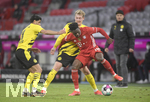 06.03.2021, Fussball 1. Bundesliga 2020/2021, 24. Spieltag, FC Bayern Mnchen - Borussia Dortmund, in der Allianz-Arena Mnchen. (L-R) Mahmoud Dahoud (Borussia Dortmund) und Julian Brandt (Borussia Dortmund) gegen Alphonso Davies (Bayern Mnchen)

Foto: Bernd Feil/M.i.S./Pool

Nur fr journalistische Zwecke! Only for editorial use! 
DFL regulations prohibit any use of photographs as image sequences and/or quasi-video.    
National and international NewsAgencies OUT. 