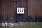 12.04.2021, Bad Wrishofen im Unterallgu. Ein alter Kaugummiautomat hngt an einer Scheune.