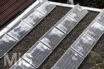 14.04.2021, Photovoltaikanlage im Winter in Bad Wrishofen, ber Nacht hat es geschneit, langsam rutscht der Schnee von den Solar-Zellen eines Wohnhauses herunter und die Stromproduktion nimmt Fahrt auf.