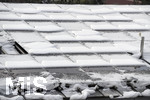 14.04.2021, Photovoltaikanlage im Winter in Bad Wrishofen, ber Nacht hat es geschneit, langsam rutscht der Schnee von den Solar-Zellen eines Wohnhauses herunter und die Stromproduktion nimmt Fahrt auf.