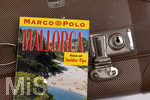 17.04.2021, Symbolbild, Reisefhrer Mallorca bereitgelegt auf einem Reisekoffer.    
