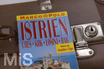 17.04.2021, Symbolbild, Reisefhrer Istrien (Kroatien), zur Abreise bereitgelegt auf einem Reisekoffer.      