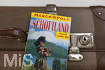 17.04.2021, Symbolbild, Reisefhrer Schottland, zur Abreise bereitgelegt auf einem Reisekoffer.      