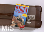 17.04.2021, Symbolbild, Reisefhrer Istrien (Kroatien), zur Abreise bereitgelegt auf einem Reisekoffer.      