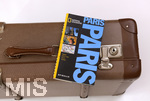 17.04.2021, Symbolbild, Reisefhrer Paris, zur Abreise bereitgelegt auf einem Reisekoffer.      