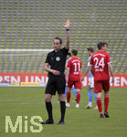 17.04.2021, Fussball 3. Liga 2020/2021, 32. Spieltag, Trkgc Mnchen - TSV 1860 Mnchen, im Olympiastadion Mnchen, Schiedsrichter Patrick Alt gibt Handzeichen.


