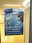 08.05.2021, Krankenhaus in Bayern, Im Gang hngen Schilder, die zur Eindmmung der Corona-Pandemie auffordern, Mund-Nasenschutz tragen. 