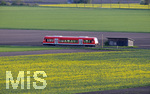 09.05.2021, Mindelheim im Unterallgu, Triebwagen der Regionalbahn fhrt durch die Landschaft 