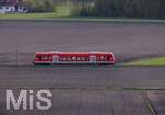 09.05.2021, Mindelheim im Unterallgu, Triebwagen der Regionalbahn fhrt durch die Landschaft
