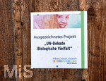 12.05.2021, Mindelheim im Unterallgu, Schild zeigt eine Auszeichnung im Naturlehrgarten: UN-Dekade Biologische Vielfalt, Ausgezeichnetes Projekt