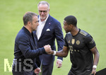 22.05.2021, Fussball 1. Bundesliga 2020/2021, 34. Spieltag, FC Bayern Mnchen - FC Augsburg, in der Allianz-Arena Mnchen. Verabschiedung langjhriger Spieler und Trainer. , Trainer Hans-Dieter Flick (li, FC Bayern Mnchen),  David Alaba (FC Bayern Mnchen) Vorstandsvorsitzender Karl-Heinz Rummenigge (FC Bayern Mnchen),

Foto: Bernd Feil/M.i.S/Pool

Nur fr journalistische Zwecke! Only for editorial use! 
Gem den Vorgaben der DFL Deutsche Fuball Liga ist es untersagt, in dem Stadion und/oder vom Spiel angefertigte Fotoaufnahmen in Form von Sequenzbildern und/oder videohnlichen Fotostrecken zu verwerten bzw. verwerten zu lassen. DFL regulations prohibit any use of photographs as image sequences and/or quasi-video.    
National and international NewsAgencies OUT.