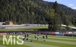 28.05.2021, Fussball, Europameisterschaft 2020, Vorbereitungstrainingslager der Deutschen Nationalmannschaft in Seefeld (Tirol),  Das Trainingsgelnde ist mit einem Sichtschutzzaun vor den Fans geschtzt.