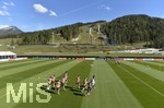 28.05.2021, Fussball, Europameisterschaft 2020, Vorbereitungstrainingslager der Deutschen Nationalmannschaft in Seefeld (Tirol), Die Spieler laufen sich auf dem Trainingsplatz unter der Schanzenanlage warm.