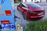 03.06.2021, Seefeld in Tirol (sterreich), Ladesule fr E-Autos an einer Strasse im Stadtgebiet von Seefeld. Ein Tesla Model 3 ldt gerade am seinen Akku voll.  