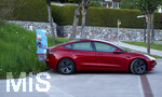 03.06.2021, Seefeld in Tirol (sterreich), Ladesule fr E-Autos an einer Strasse im Stadtgebiet von Seefeld. Ein Tesla Model 3 ldt gerade am seinen Akku voll.  