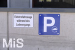03.06.2021, Seefeld in Tirol (sterreich), Ladesule fr E-Autos an einer Bergbahn bei Seefeld. Schilder fr die Parkberechtigung von E-Autos whrend des Ladevorgangs