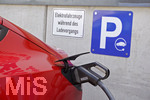 03.06.2021, Seefeld in Tirol (sterreich), Ladesule fr E-Autos an einer Bergbahn bei Seefeld. Schilder fr die Parkberechtigung von E-Autos whrend des Ladevorgangs, ein roter TESLA Model 3 ldt gerade seinen Akku auf.